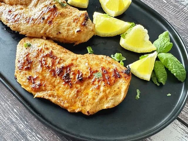 Jak zrobić soczystą pierś z kurczaka z grilla? Poradnik eksperta