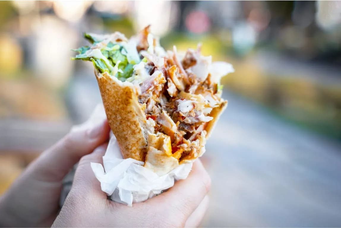 Kebab w tortilli: ile kcal i jak jeść świadomie?
