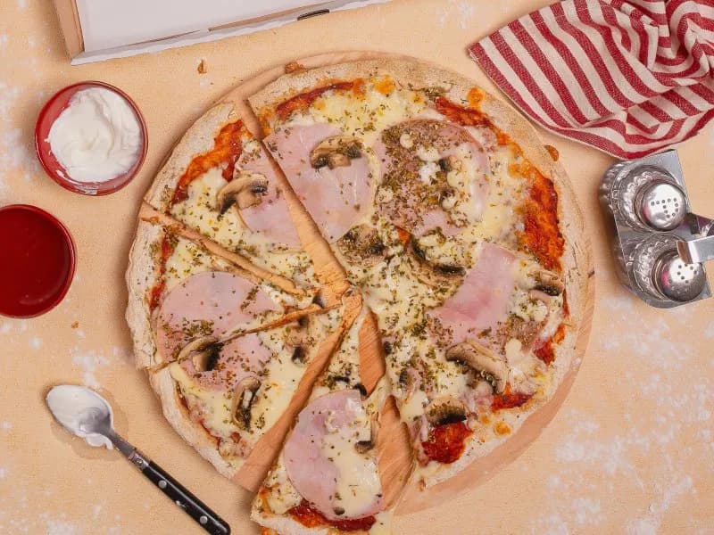 Ile kalorii ma pizza Capriciosa? Konkretne liczby i jak ją odchudzić.