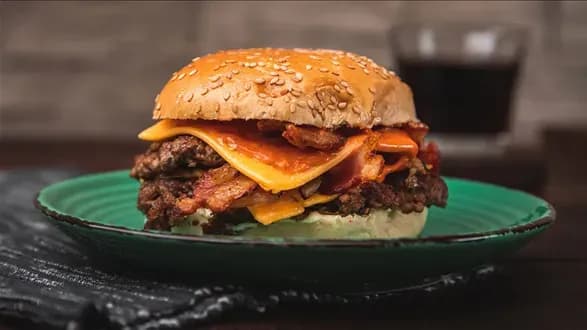 Domowe burgery: Jak zrobić idealne mięso i soczyste dodatki?