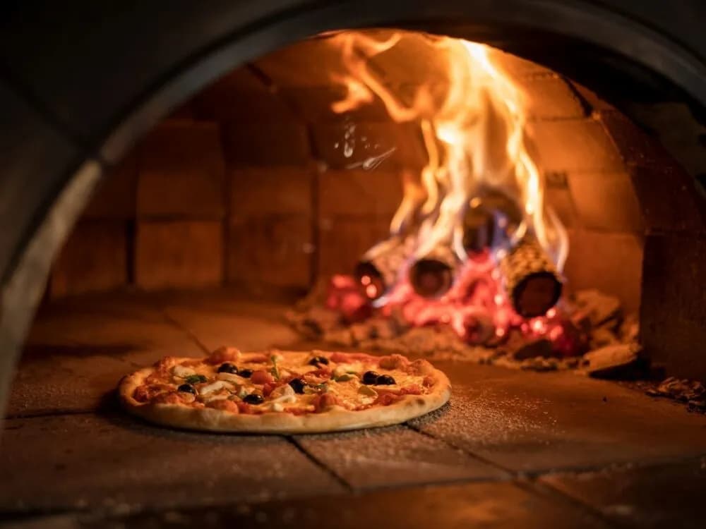 Jak upiec idealną pizzę w domu? Czas i temperatura pieczenia